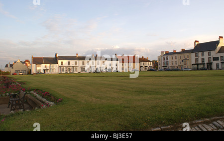 SEATON CAREW IN DER NÄHE VON HARTLEPOOL DORFANGER MIT ALTEN VIKTORIANISCHEN HÄUSERN IM HINTERGRUND Stockfoto