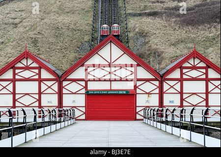 Mit Blick auf die Cliff Railway von Saltburn Pier Stockfoto