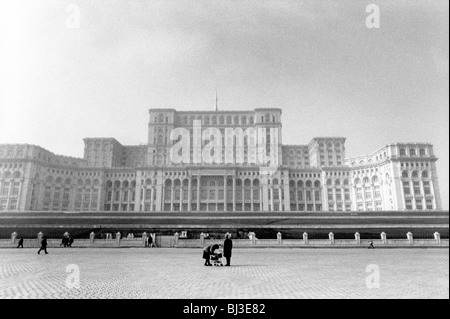 Eine Frau beugt sich über ihr Baby in den Kinderwagen vor Ceausesescus-Palast. Bukarest Rumänien. Februar 1990 Stockfoto