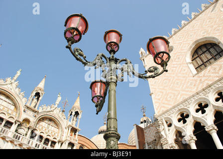 Ein rosa Straßenlaterne vor St. Markus Basilika und dem Dogenpalast in Markusplatz entfernt, Venedig, Italien Stockfoto