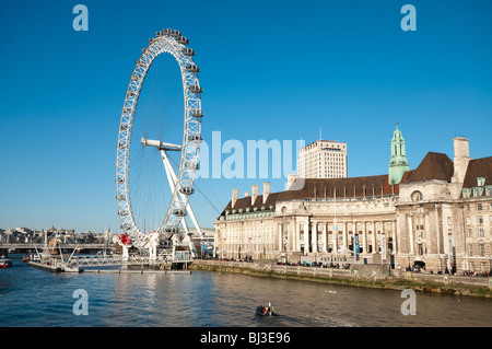 Altes Komitatshaus und London Eye Stockfoto