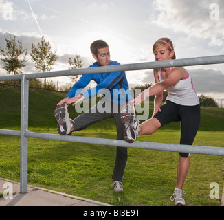 Athleten, die Dehnung zusammen Stockfoto