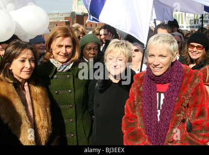 Annie Lennox mit Sarah Brown und Cherie Lunghi Stockfoto