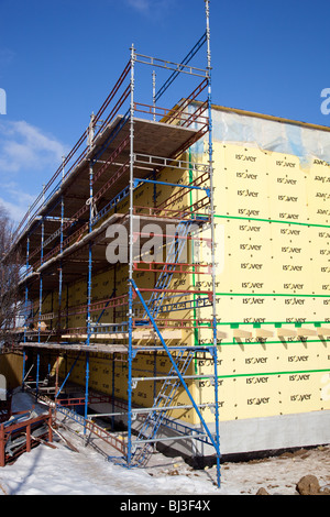 Gerüst auf Baustelle wo die Außenwand Isolierung Platten installiert werden, Finnland Stockfoto