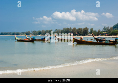 Lange Tail-Boote, Fischerboote am Strand, Klong Dao Beach, Insel Ko Lanta, Koh Lanta, Krabi, Thailand, Asien Stockfoto