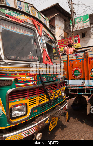 Indien, Kerala, Calicut, Kozhikode, Big Bazaar dekoriert LKW von Maharashtra entladen wird Stockfoto