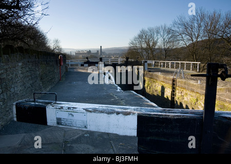 Die Aussicht vom Bingley fünf-Rise sperrt, eine berühmte Funktion am Leeds-Liverpool Kanal, Blick in Richtung Bingley in West Yorkshire Stockfoto