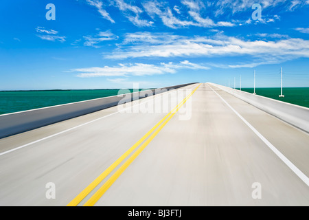 Leere Straßenbrücke (Bewegungsunschärfe) Stockfoto