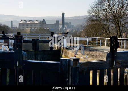 Die Aussicht vom Bingley fünf-Rise sperrt, eine berühmte Funktion am Leeds-Liverpool Kanal, Blick in Richtung Bingley in West Yorkshire Stockfoto