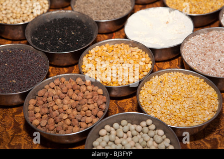 Indien, Kerala, Calicut, Kozhikode, Halwa Basar, Platten von verschiedenen getrockneten Puls Proben auf dem Display in Lebensmittel-Großhändler Stockfoto