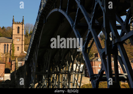 Die Ironbridge in Ironbridge Gorge, Telford, Shropshire, England. Anerkannt als die Wiege der industriellen Revolution. Stockfoto