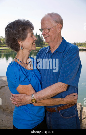 Porträt Senior heiratete paar Ende der 70er Jahre das Leben zu genießen und sich gegenseitig umarmen, umarmt Content Zufriedenheit zufrieden.   © Myrleen Pearson Stockfoto