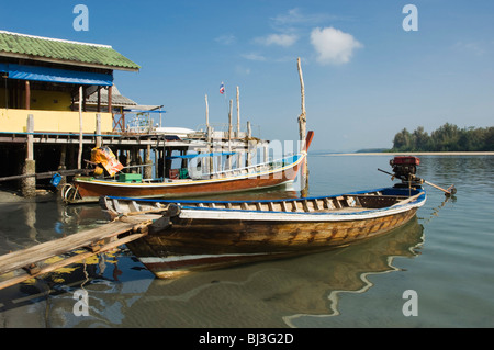 Lange Longtail Boot, Angelboot/Fischerboot auf der Pier Saladan Village, Insel Ko Lanta, Koh Lanta, Krabi, Thailand, Asien Stockfoto