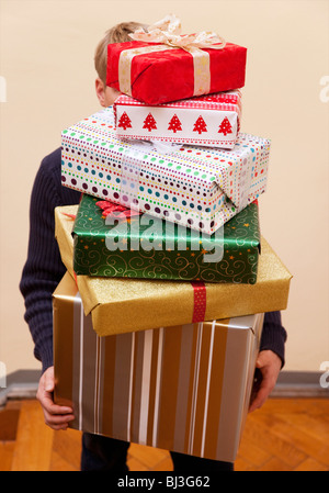 Mann mit Haufen von Geschenken Stockfoto