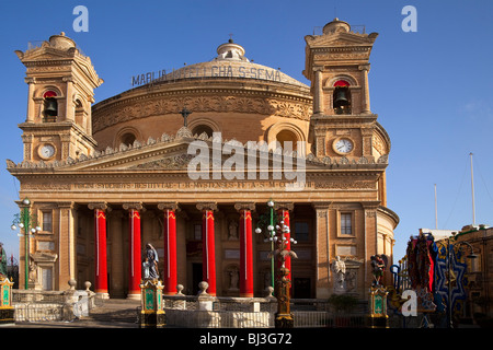 Die Rotunde von St. Marija Assunta (die Himmelfahrt der Jungfrau Maria), in Mosta auf Malta dekoriert für den 15. August Festival Stockfoto