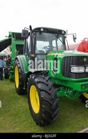 John Deere 6430 Utility Tractor geparkt, Verkauf am Messestand (Landmaschinen und Fahrzeuge) - The Great Yorkshire Show, England, Großbritannien. Stockfoto