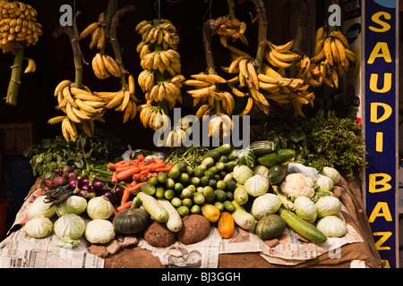 Indien, Kerala, Calicut, Kozhikode, Halwa Basar, frische lokal angebauten Gemüse auf dem Display in kleinen Dorfladen Stockfoto