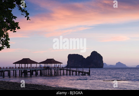 Sunrise, Kalksteinfelsen im Meer, Ko Hai oder Koh Ngai Insel, Trang, Thailand, Asien Stockfoto