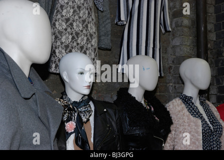 Mannequins in einer Kleidung Stall am Camden Lock Market, Nord-London, England. Stockfoto