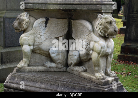 Detail mit geflügelten Löwen, Bestandteil der Leishman-Denkmal auf dem Friedhof von Dean, Edinburgh, Schottland. Stockfoto