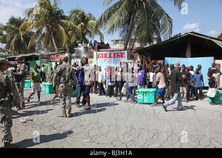 Soldaten der 82nd Airborne, US-Armee verteilen Hilfe in Port au Prince, Haiti nach dem Erdbeben vom Januar 2010 Stockfoto