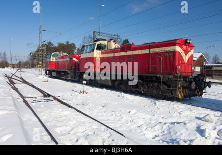 Paar alte finnische Diesel e-Loks (Typ dv12 von Valmet Lokomo gemacht) am Rangierbahnhof, Finnland Stockfoto