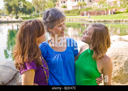 Großmutter und zwei Erwachsenen granddaughters.MR © Myrleen Pearson Stockfoto