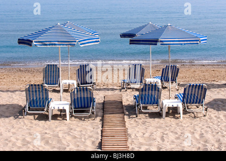 Strand mit Sonnenschirmen in der Nähe von Rethymnon, Kreta, Griechenland, Europa Stockfoto