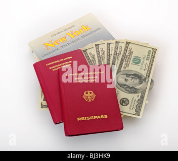 Reiseführer USA, New York, deutsche Reisepässe, mehrere 100-Dollar-Scheine Stockfoto