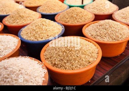 Indien, Kerala, Calicut, Kozhikode, Halwa Bazaar Musterplatten von verschiedenen Reissorten auf dem Display in Lebensmittel-Großhändler Stockfoto