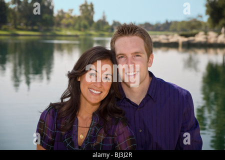 Close up Portrait Junge paar Wangen Wangen zusammen Lakeside Park Verbindung onnected Natur Natur engagierte Person Myrleen Pearson Stockfoto