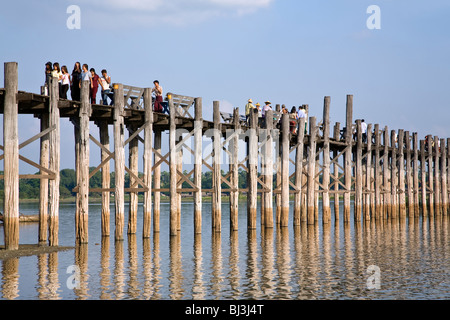 Burmesen, die Kreuzung U Bein´s zu überbrücken. Taungthaman-See. Amarapura. Myanmar Stockfoto