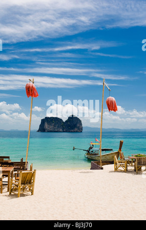 Tabellen und Laternen auf dem Sandstrand, Mayalay Resort, Ko Hai oder Koh Ngai Insel, Trang, Thailand, Asien Stockfoto