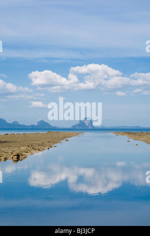 Wolken spiegeln sich in der Andamanensee, Ko Hai oder Koh Ngai Insel, Trang, Thailand, Asien Stockfoto