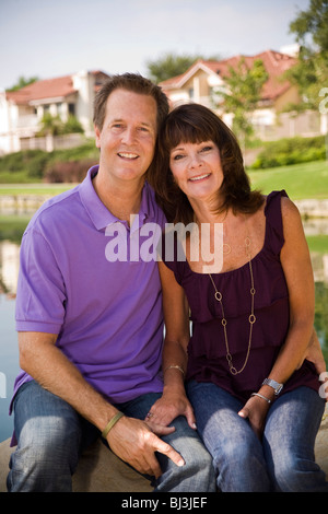 Glücklich begnügte verheiratetes Paar in ihren 50ern sitzen eng miteinander verbindenden Verbindung Inhalt Zufriedenheit USA Herr © Myrleen Pearson Stockfoto
