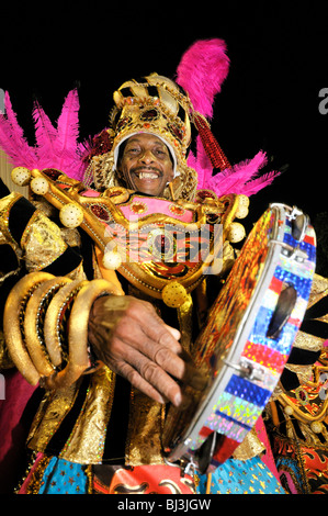Uniao da Ilha Samba-Schule, Musiker die Bateria mit Pandeiro, Karneval 2010, Sambodromo, Rio De Janeiro, Brasilien, Sout Stockfoto