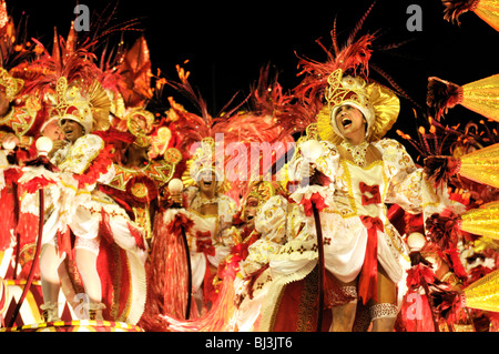 Samba-Tänzer auf eine allegorische Schwimmer von der Sambaschule Beija-Flor de Nikopol an der Carnaval in Rio De Janeiro 2010, Brasilien Stockfoto