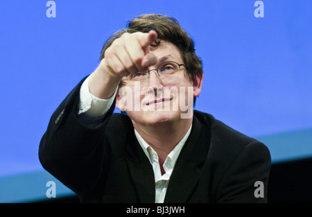 Alan Rusbridger Herausgeber der Zeitung The Guardian und Kinderbuchautorin abgebildet bei Hay Festival 2002 Powys Wales UK Stockfoto