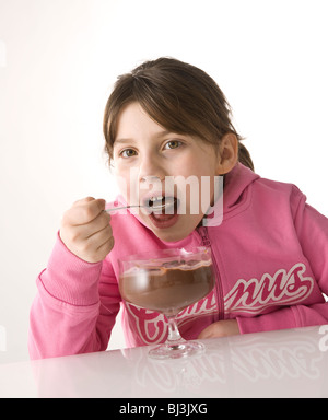 Mädchen einen Schokoladenpudding mit Genuss Essen Stockfoto