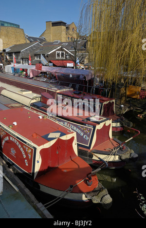 Schmale Boote vertäut am Camden Lock Market, Nord-London, England. Stockfoto