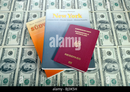 Südwesten der USA Travel Guide, New York, deutschen Pass, mehrere 100-Dollar-Scheine Stockfoto