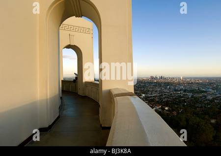 Art-Deco-gewölbten Gehweg um das Griffith Park Observatory Stockfoto