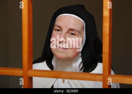 Nonne erhalten Besucher, Karmeliterkloster, Puerto Montt, Chile, Südamerika Stockfoto