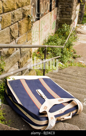 Verlorene oder gestohlene Schultasche aufgegeben auf Treppe Stockfoto