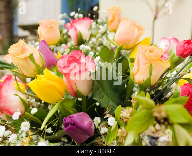 Frühling Gesteck in Vase mit Rosen, Tulpen grüne Blätter Stockfoto