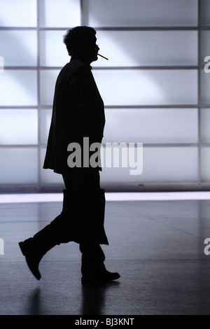 Silhouette eines Mannes mit einer Zigarette Stockfoto