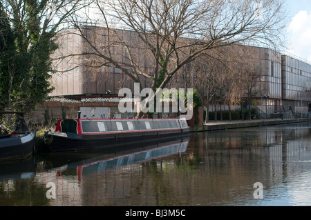 Boot am Regents Kanal, Kings Cross, London, UK Stockfoto