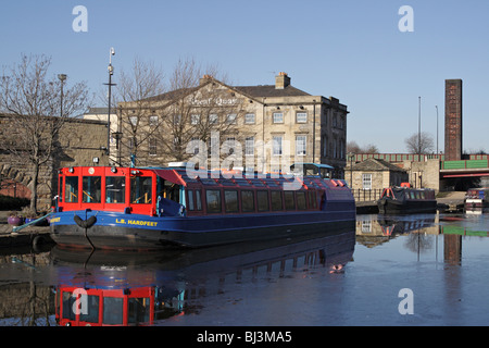 Schmalboote liegen am Victoria Quay, Sheffield England UK, Kanalboote im Hafenbecken Stockfoto