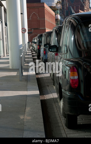 London-Taxis aufgereiht entlang St Pancras Station, London, UK Stockfoto