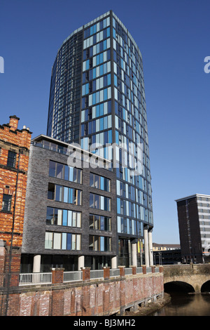 Neubausiedlung entlang des River Don in Sheffield England an der Ladys Bridge Blonk Street, Wohnturm in Innenstädten Stockfoto